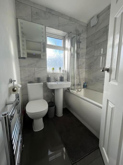 Villa Modern 4-Bed House With Garden & Parking Coventry Exterior foto